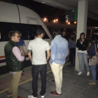 Pasajeros del Alvia de madrugada en la estación de Segovia.-EL MUNDO