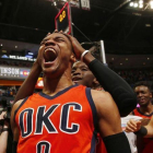 Russell Westbrook celebra la victoria ante los Nuggets con un triple sobre la bocina.-AP / JACK DEMPSEY