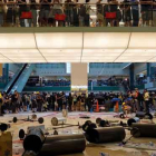 Las protestas prodemocráticas llegan a los centros comerciales de Hong Kong.-AP / VINCENT YU