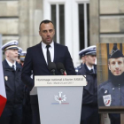 Etienne Cardiles en el homenaje a su compañero sentimental, el policía Xavier Jugelé.-AP / FRANÇOIS MORI