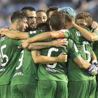 Diego Rico (primero por la izquierda) celebra el tanto de la victoria con sus compañeros.-LALIGA