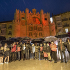 El grupo de los organizadores posó frente al Arco pese a la lluvia de anoche.-ISRAEL L. MURILLO