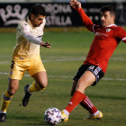 El jugador del Burgos CF Saúl Berjón presiona a un rival en el partido de Copa contra el Espanyol del pasado curso. SANTI OTERO