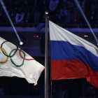 Las banderas olímpica y rusa, ahora tan lejos.-AP / MATTHIAS SCHRADER