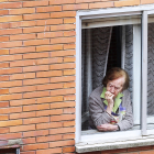 Una anciana se asoma a la ventana de su casa durante estos días de confinamiento. ISRAEL L. MURILLO