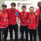 Los miembros del Saesbu posan con los trofeos conquistados en Madrid.-ECB