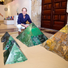 El artista posa en el Monasterio de San Juan ante una escultura grupal de pirámides confeccionadas con placas de circuitos. FOTOS: TOMÁS ALONSO