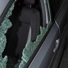 El presunto ladrón rompía los cristales para acceder al interior de los vehículos.-ECB