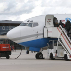 Imagen de un grupo de pasajeros ascendiendo al avión para volar desde el aeropuerto de Burgos.-RAÚL G. OCHOA