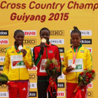 De izquierda a derecha, Tefere, Tirop y Gudeta en el podio del último campeonato del mundo de cross.-