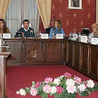 El alcalde de Villarcayo, Adrián Serna (centro). preside un pleno ordinario de la localidad en una imagen de archivo.-ECB