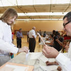 El secretario regional de Podemos, Pablo Fernández, vota en el Colegio de Huérfanos Ferroviarios (CHF) de la capital leonesa-ICAL