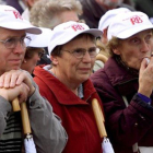 Protesta de pensionistas alemanes ante la Puerta de Brandeburgo.-REUTERS / FABRIZIO BENSCH