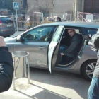 El concejal Joan Coma sube al coche para trasladarse a Madrid, ayer.-TWITTER