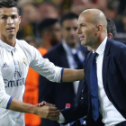 Cristiano Ronaldo saluda a Zidane tras el primer gol del Madrid.-AP / MICHAEL PROBST