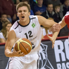 Augustas Peciukevicius fuerza la penetración.-FIBA EUROPE