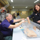 Esther Peña deposita su voto en la mesa electoral que le correspondió.-ISRAEL L. MURILLO