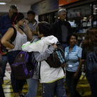 Los agentes, encapuchados y con armas largas, entraron en las oficinas de VP y pidieron a los presentes entregar sus teléfonos móviles y tirarse al suelo.-EFE