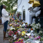 Una mujer en el memorial alzado al lado de la iglesia, en Charleston.-Foto: AFP/ B. S