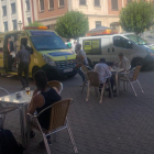 Una ambulancia se desplazó a la calle Miranda para atender a la mujer herida. ECB