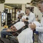Los sillones de la barbería no tuvieron tiempo de enfriarse y desde las seis hasta las ocho y media desfilaron hombres valientes y solidarios.-Santi Otero