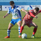 Ruba pugna por el esférico junto a un jugador del Guijuelo-Alberto Calvo