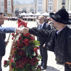 El alcalde de Burgos, Daniel de la Rosa, saluda a uno de los voluntarios del comité de folclore.-ICAL