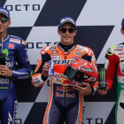 Valentino Rossi (Yamaha), Marc Márquez (Honda), que logró su pole nº 71, récord absoluto, y Cal Crutchlow (Honda), hoy en el corralito de Silverstone-ALEJANDRO CERESUELA