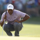 Tiger Woods observa una línea de putt en la tercera jornada.-JUSTIN LANES (EFE)