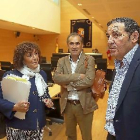 Antonio Sáez, en primer plano, junto a los socialistas Mercedes Martín y Luis Briones antes de comenzar la comparecencia en la comisión.-ICAL