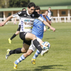 Zamora, ayer el gran protagonista con dos goles,  controla un balón durante el partido ante La Granja.-RAÚL G. OCHOA