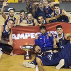 Los jugadores del UBU Tizona celebran el título de Copa conseguido en León.-FBCYL