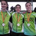 Los atletas del Condado de Haza arandino Rubén Álvarez (oro), Lorena Villagra (plata) y Laura Herrero (bronce)-ECB