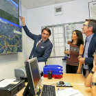 El consejero con Teresa Mompín y José Ángel Arranz en el Centro Autonómico de Mando.-J. M. LOSTAU