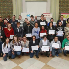 Varios participantes en los cursos del Plan de Empleo de Cruz Roja posan con sus diplomas.-RAÚL G. OCHOA