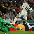 Malarz, el portero del Legia, sale ante Gareth Bale.-EFE / SERGIO PEREZ