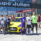 La plantilla posa tras el acto con Beobide, Andrés y Mikel Saizar en cabeza con las equipaciones nuevas.-ISRAEL L. MURILLO