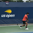 Nicolás Álvarez golpea una bola en el USOpen Junior-ECB