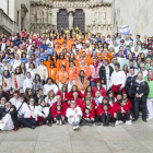 Foto de familia de los peñistas en las escaleras de la Catedral, en la plaza del Rey San Fernando.-ISRAEL L. MURILLO