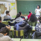 Un grupo de jóvenes asiste a clase para sacarse el título de Educación Secundaria Obligatoria en el CEPA San Bruno.-SANTI OTERO