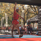 Luis Alberto Hernando atraviesa victorioso la línea de meta del Campeonato del Mundo de Trail 2016-RFEA