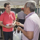 De la Rosa en un acto de campaña en el mercadillo.-SANTI OTERO