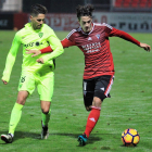 Provencio conduce el balón en el partido ante el Almería de la primera vuelta.-JOSÉ ESTEBAN EGURROLA