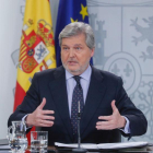 El portavoz del Gobierno y ministro de Educación Cultura y Deporte Íñigo Méndez de Vigo a su llegada a la rueda de prensa.-ÁNGEL DIAZ (EFE)