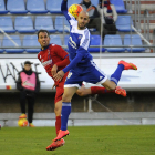 Vélez pugna por un balón aéreo con un defensor del Numancia en el choque del pasado fin de semana-Diego Mayor