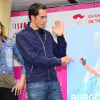 La concejala de Turismo, Carolina Blasco, cogió el testigo de Cuenca en presencia de Contador.-RODRI GONZÁLEZ