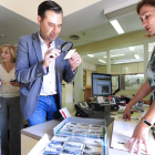 El alcalde observa un documento durante su visita al archivo.-ISRAEL L. MURILLO