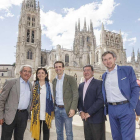 Pablo Casado posa al pie de la Catedral junto a Aparicio, Moneo, Rico y Lacalle.-SANTI OTERO