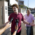 El joven herido en el último atentado de Londres, Alejandro Martínez Saura (i), junto a su abuelo José Luis Saura (d), en la puerta de su casa en la pedanía murciana del Esparragal, hoy despúes de viajar desde Londres en coche con sus padres y su novia, y-EFE
