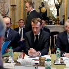 Macron reunido con parte de su Gobierno y representantes de la banca hoy en el Elíseo.-REUTERS / THIBAULT CAMUS